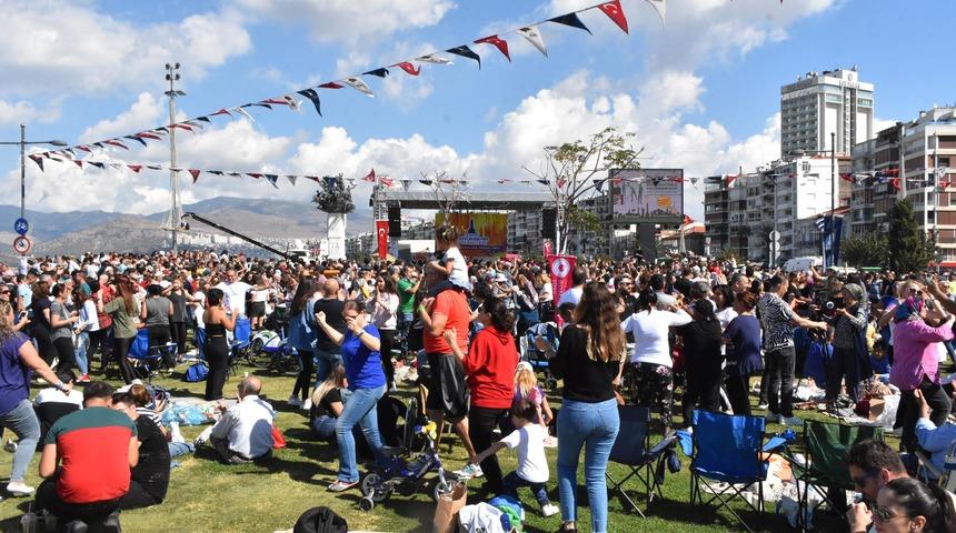 İzmir'de 15 bin boyoz &uuml;cretsiz dağıtıldı