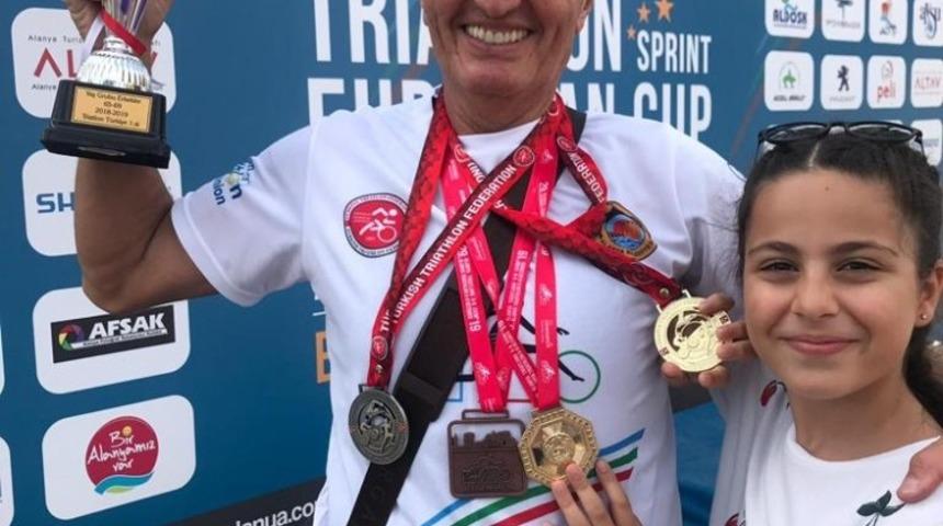 65 yaşında gençlere taş çıkartıyor