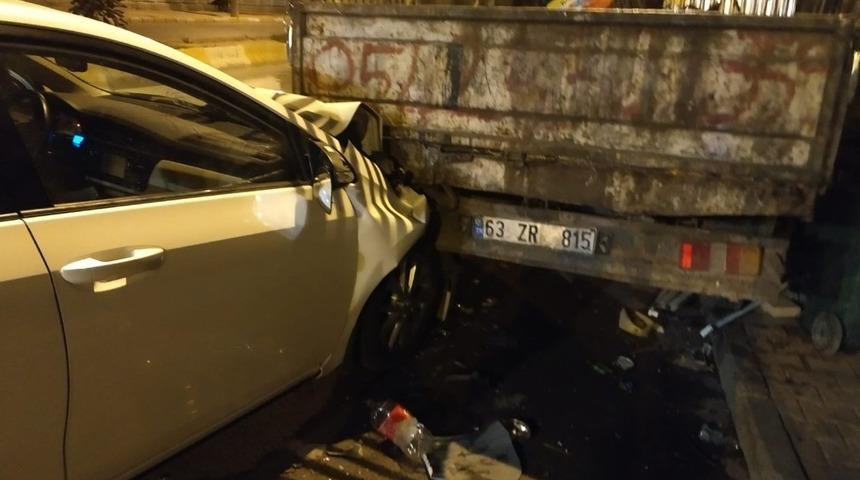 Otomobil park halindeki kamyonette &ccedil;arptı: 1 yaralı