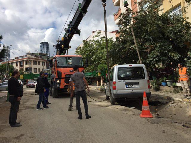 Ataşehir'de yol çöktü, çukura düşen otomobili vinç çıkardı 