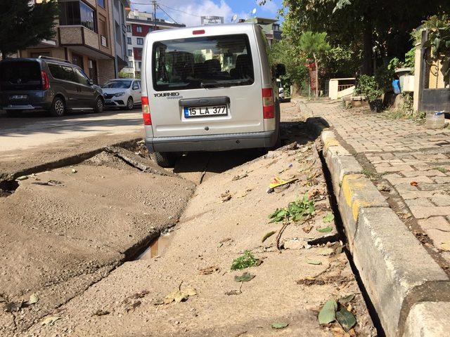 Ataşehir'de yol çöktü, çukura düşen otomobili vinç çıkardı 