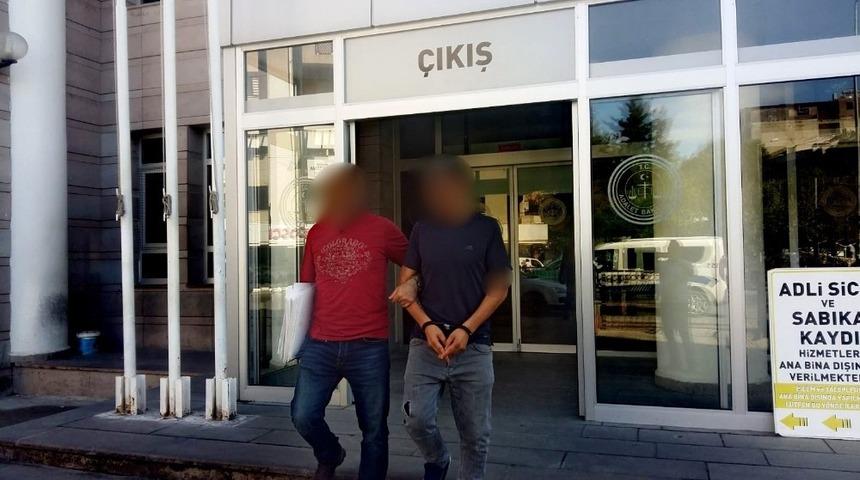 Kuşadası&rsquo;nda aranan zanlının evi uyuşturucu ve cephanelik deposu &ccedil;ıktı