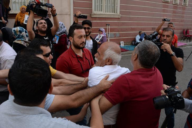 Diyarbakır’daki eylemde hareketli anlar! İki anne HDP binasına girmek istedi G5