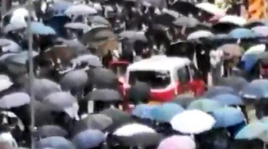 Hong Kong’da taksi eylemcilerin arasına daldı