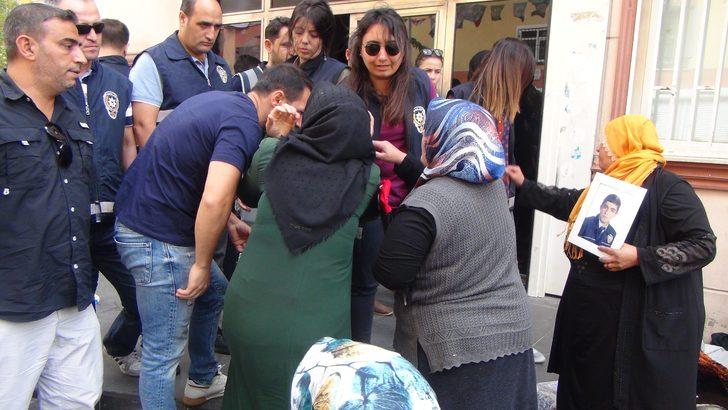 Diyarbakır’daki eylemde hareketli anlar! İki anne HDP binasına girmek istedi G2