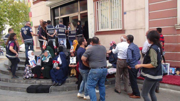 Diyarbakır’daki eylemde hareketli anlar! İki anne HDP binasına girmek istedi G4