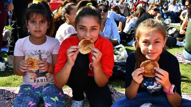 İzmir'de 15 bin boyoz ücretsiz dağıtıldı (2)