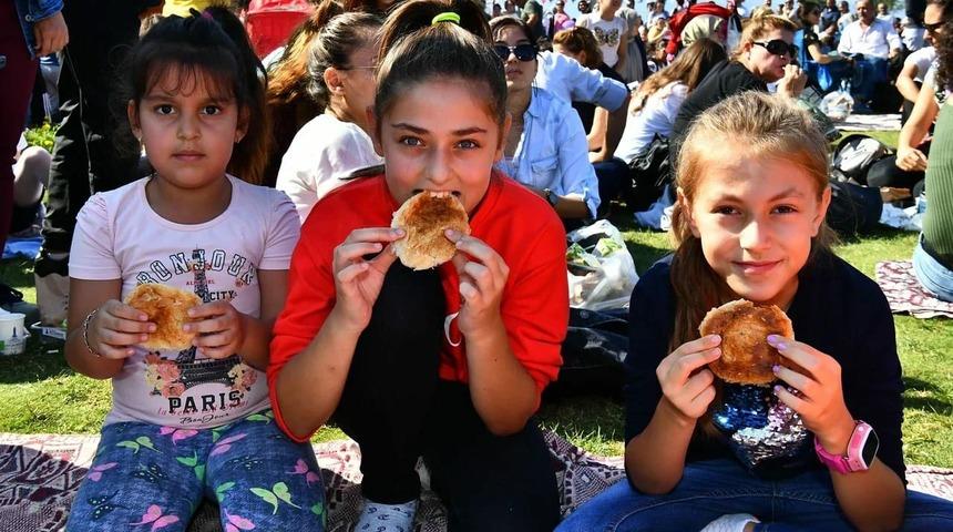 İzmir'de 15 bin boyoz &uuml;cretsiz dağıtıldı (2)