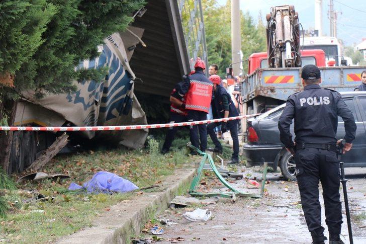 Sakarya’nın Pamukova ilçesinde tırın yolcu durağını biçerek üst geçide çarpması sonucu meydana gelen trafik kazasında 2 kişi hayatını kaybederken, 3 kişi de yaralandı. ile ilgili görsel sonucu