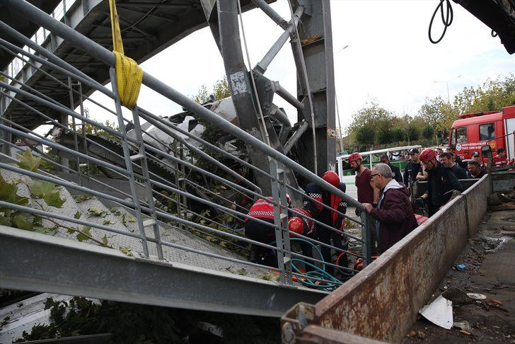 Sakarya'da tırın otobüs durağına çarptığı kaza G1