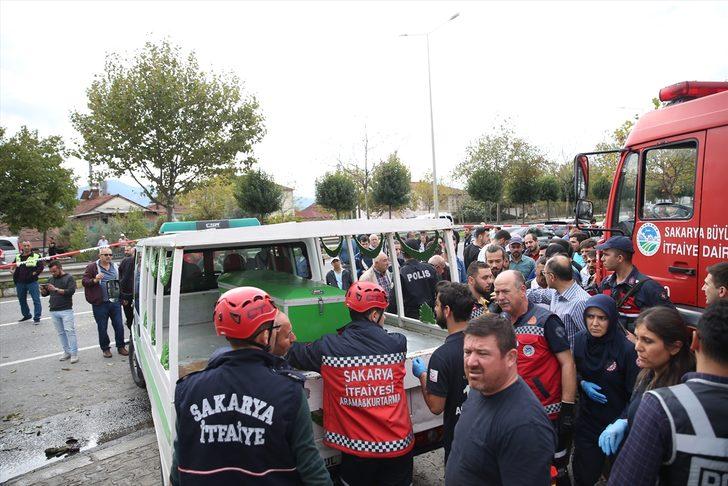 Sakarya'da tırın otobüs durağına çarptığı kaza G3