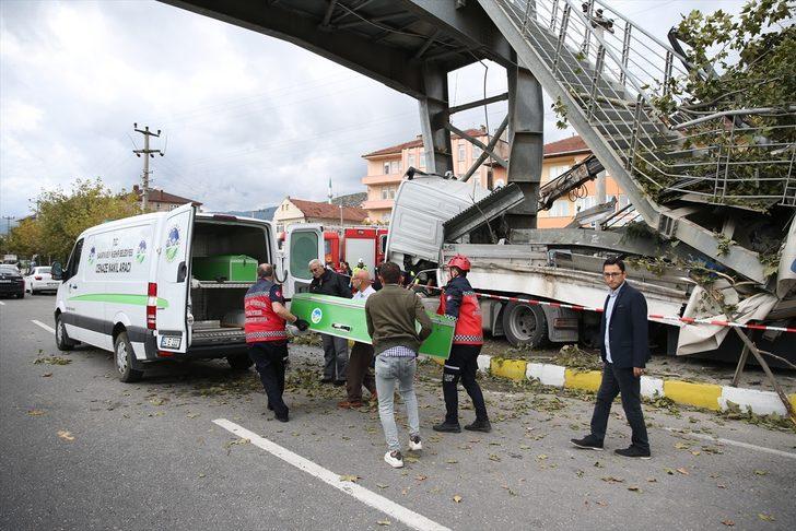 Sakarya'da tırın otobüs durağına çarptığı kaza G4