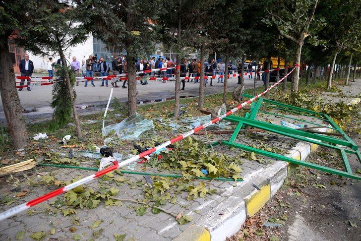 Sakarya'da tırın otobüs durağına çarptığı kaza G5