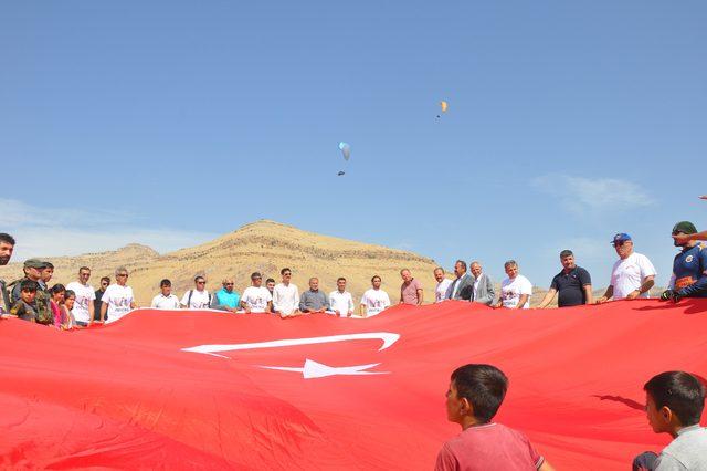 Şehit Kaymakam Safitürk anısına yamaç paraşütü