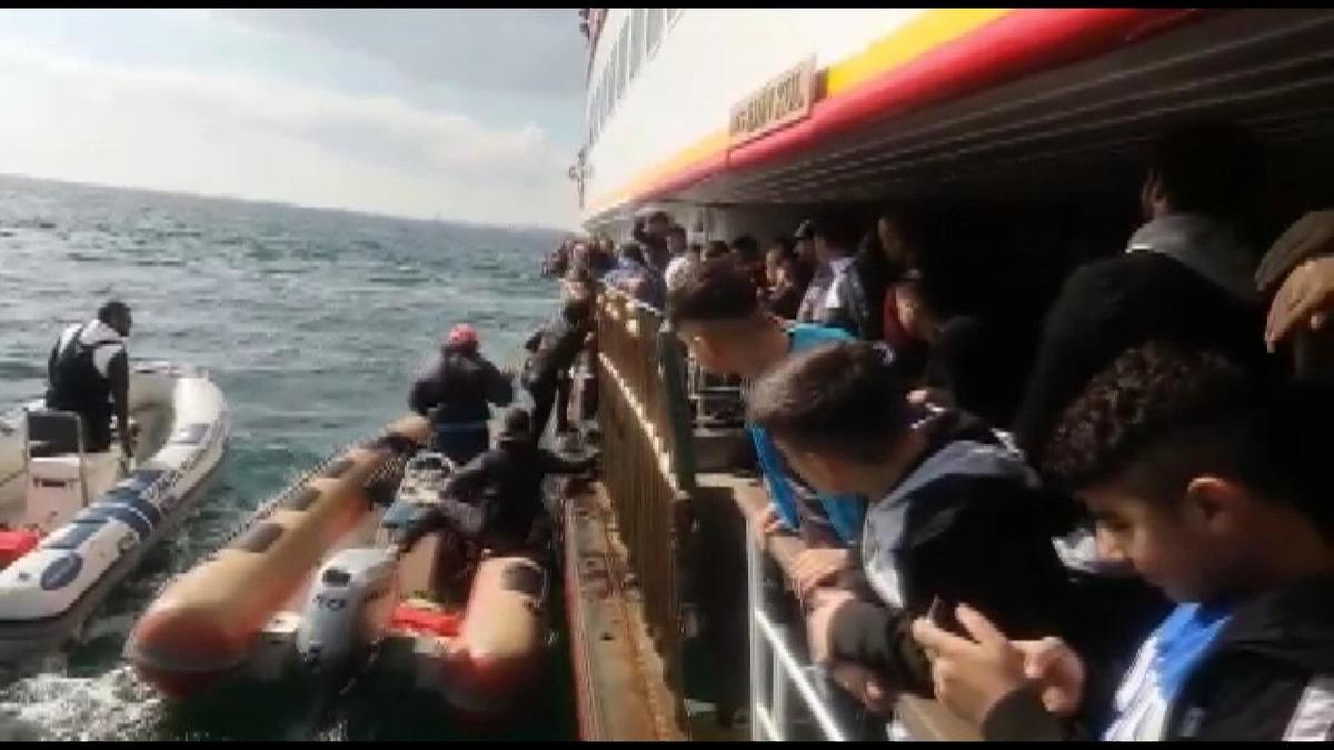 Kadık&ouml;y'de vapurdan denize atladığı iddia edilen kadın kurtarıldı