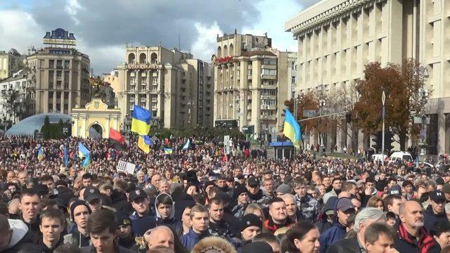 Ukrayna’da on binler Zelenski’yi protesto etti