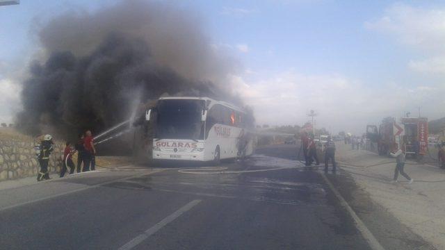 Adıyaman'da hareket halindeki yolcu otobüsünde yangın çıktı