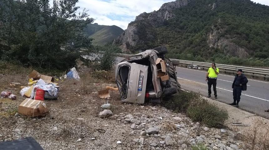 Bilecik&rsquo;te kontrolden &ccedil;ıkan ara&ccedil; devrildi: 2 yaralı