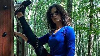 Kadın dizisinin Bahar'ı Özge Özpirinçci'den bacak açma hareketi