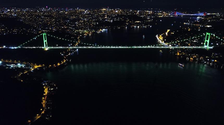 Galata Kulesi ve k&ouml;pr&uuml;ler yeşil yandı