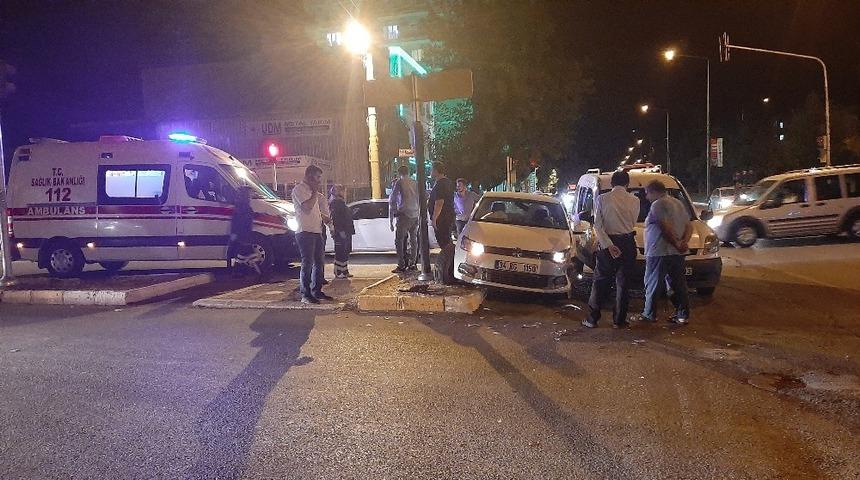 Ambulansa yol vermek istersen &ccedil;arpıştılar: 1 yaralı