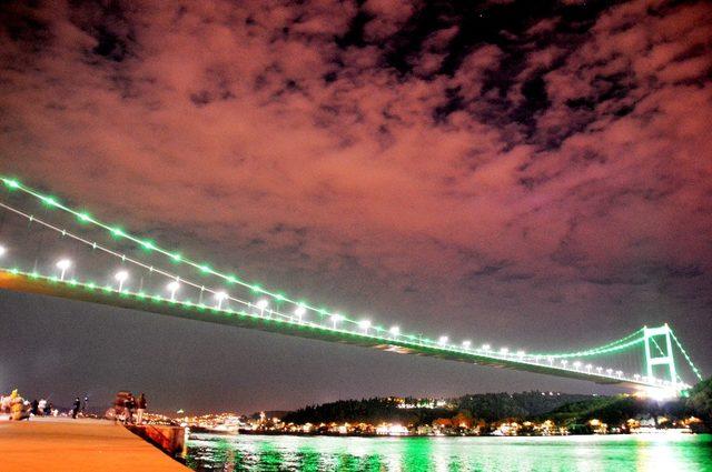 İstanbul’un simgeleri “Serebral Palsi” için yeşile büründü