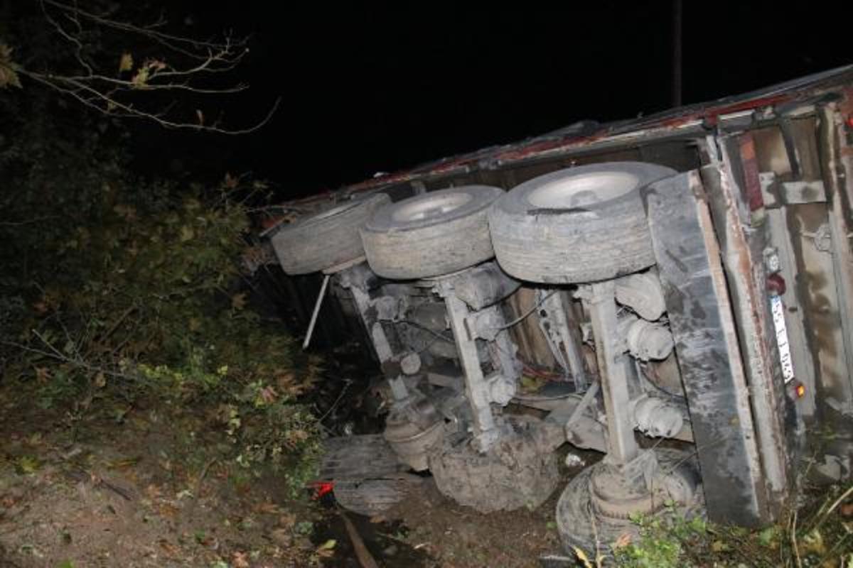 D&uuml;zce'de korkun&ccedil; kaza! Taşıdığı y&uuml;k&uuml;n&uuml;n altında can verdi!