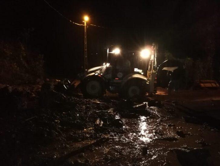 Sağanak yağış Rize'yi vurdu! Yollar kapandı, caddeler göle döndü! G2
