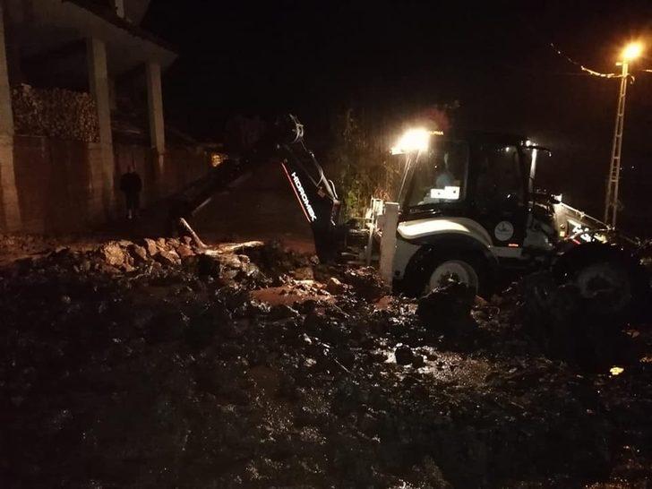 Sağanak yağış Rize'yi vurdu! Yollar kapandı, caddeler göle döndü! G5