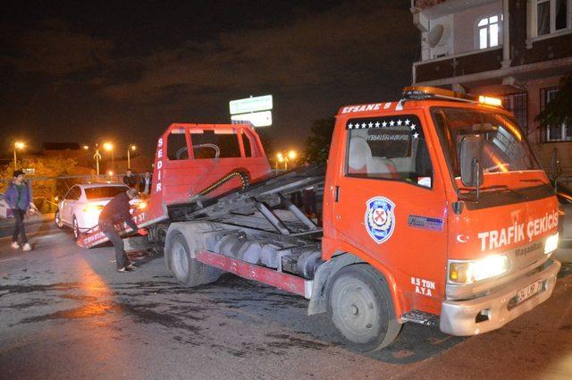 Kalp krizi geçirdiği iddia edilen otomobil sürücüsü demirlere çarparak durabildi