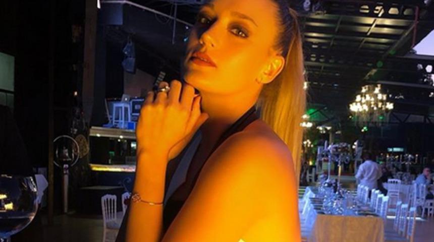 Gizem Karaca derin dekolteli elbisesiyle dikkat çekti