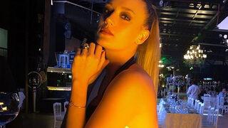 Gizem Karaca derin dekolteli elbisesiyle dikkat çekti