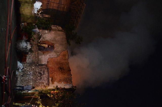 Fatih’te iki katlı metruk bina alev alev yandı
