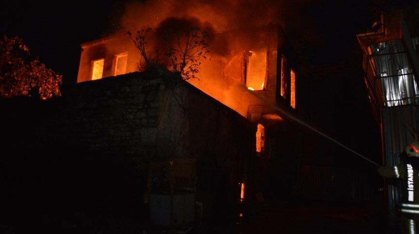 Fatih&rsquo;te iki katlı metruk bina alev alev yandı