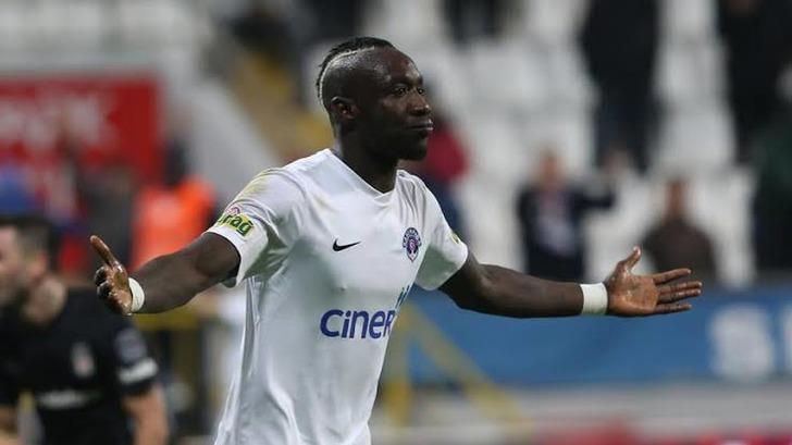 Mbaye Diagne gol sevincini taraftarın içkisini içerek kutladı! G2