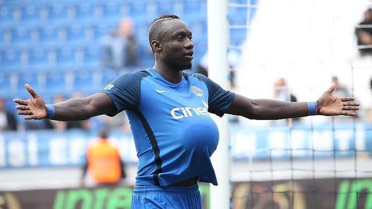 Mbaye Diagne gol sevincini taraftarın içkisini içerek kutladı! G4