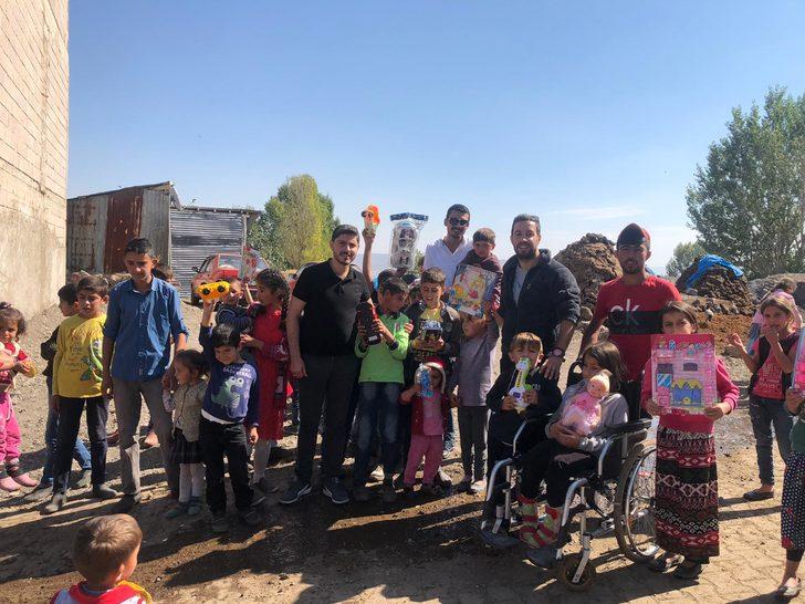 Cami hoparlöründen anons yaptırıp, çocuklara oyuncak dağıttılar G4