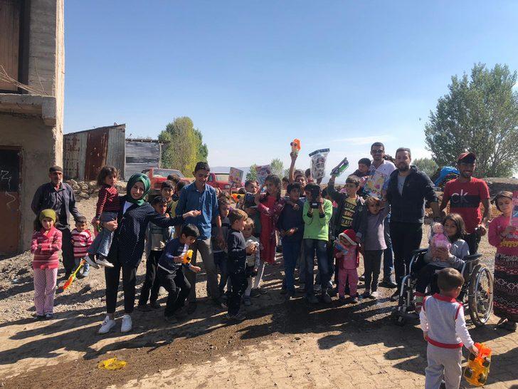 Cami hoparlöründen anons yaptırıp, çocuklara oyuncak dağıttılar G3