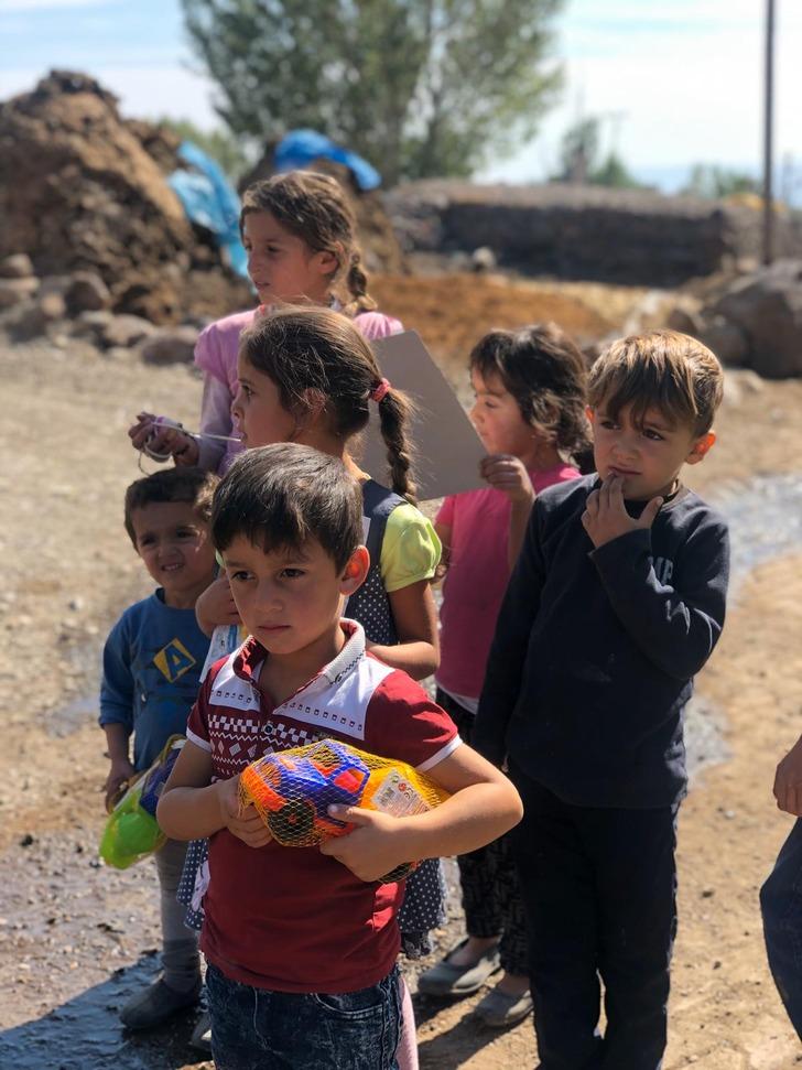 Cami hoparlöründen anons yaptırıp, çocuklara oyuncak dağıttılar G2