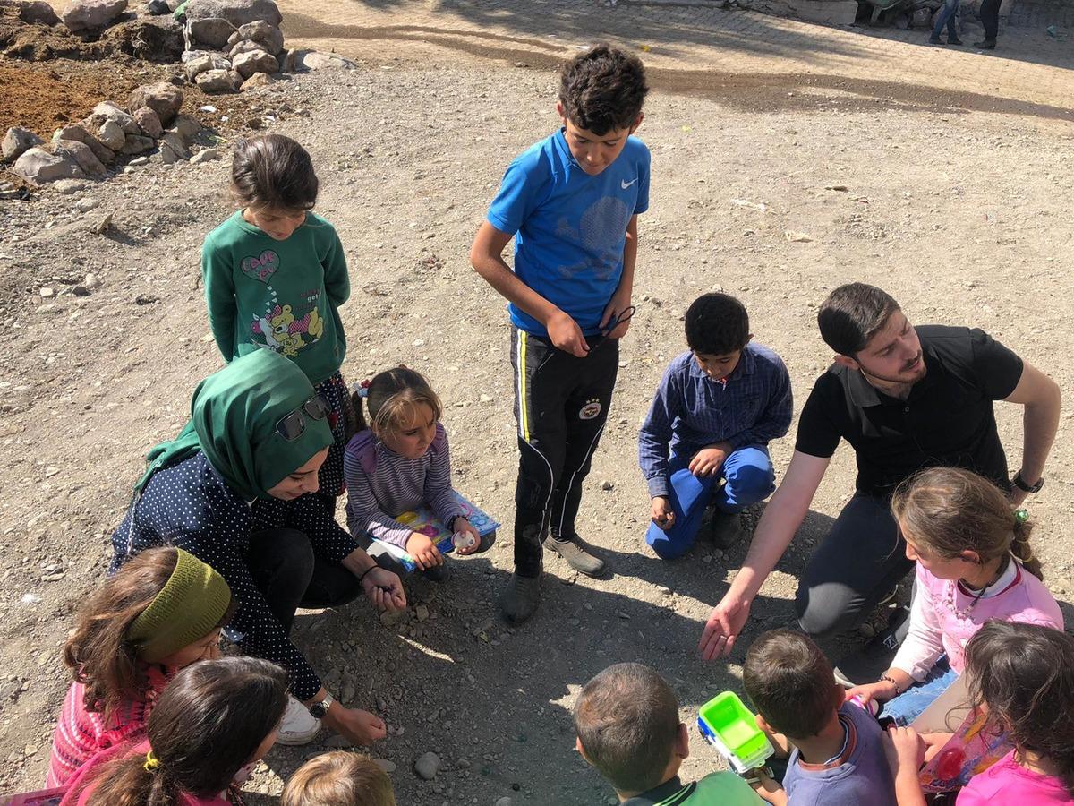 Cami hoparl&ouml;r&uuml;nden anons yaptırıp, &ccedil;ocuklara oyuncak dağıttılar