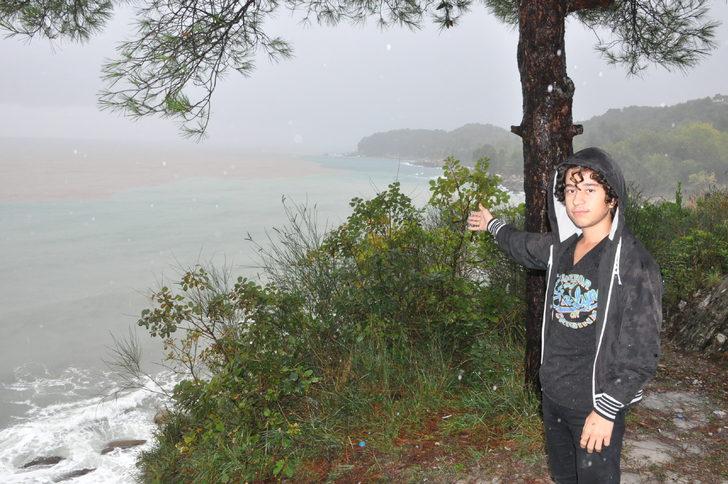 Sağanak yağışlar Karadeniz’in rengini değiştirdi G3