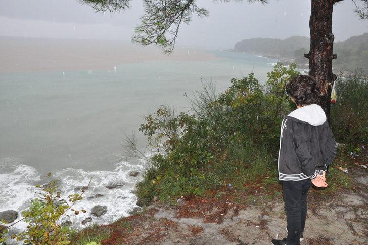 Sağanak yağışlar Karadeniz’in rengini değiştirdi G2