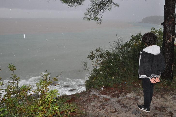 Sağanak yağışlar Karadeniz’in rengini değiştirdi G1