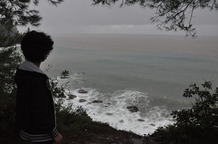 Sağanak yağışlar Karadeniz’in rengini değiştirdi G5