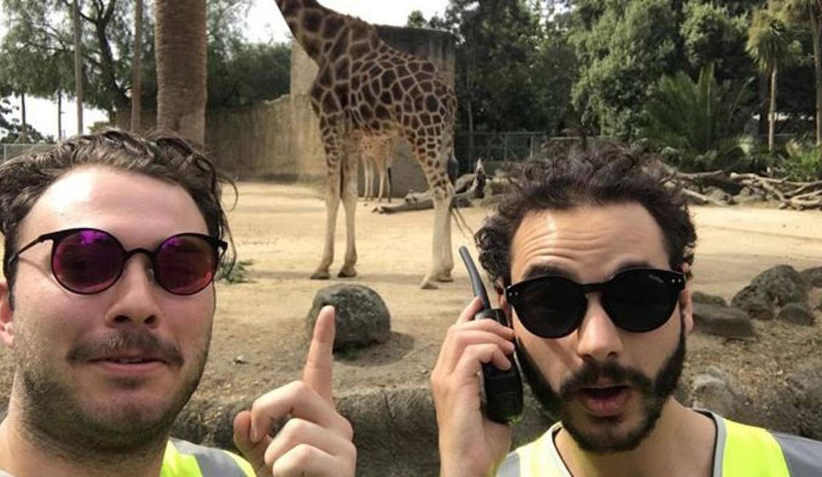 Sarı iş yeleği ile her yere bedava giren iki uyanık!