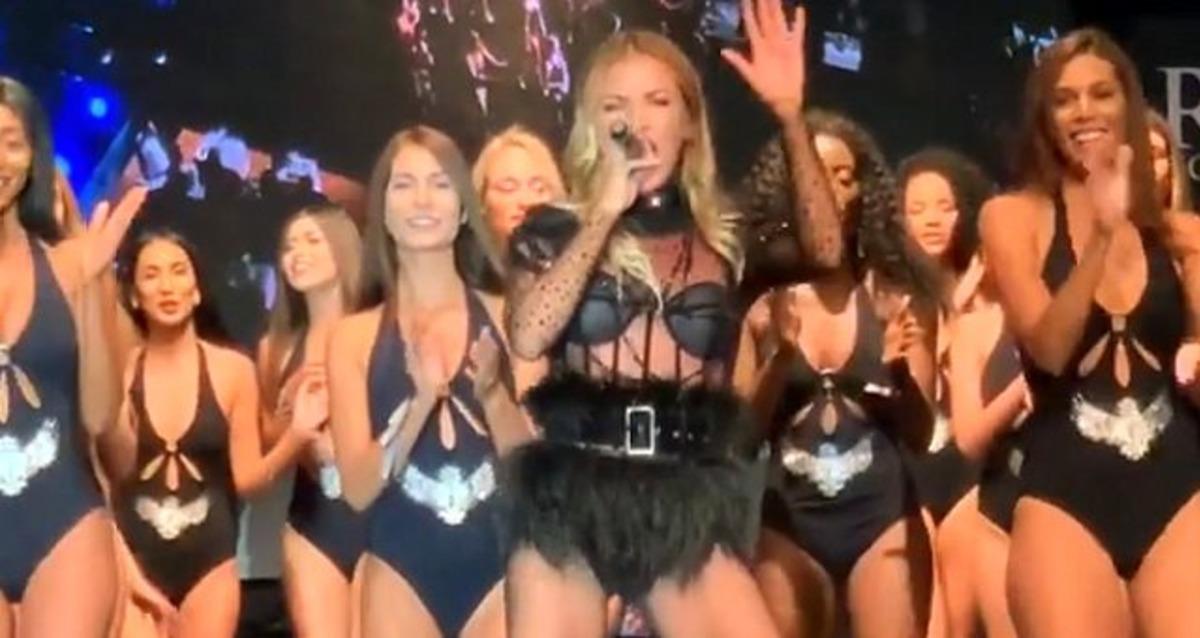 Podyuma mayoyla &ccedil;ıkan Ivana Sert'ten rap performansı