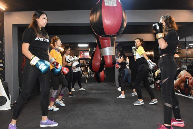 Kadınlar kick boks öğrenerek öz savunmaya hazırlanıyor