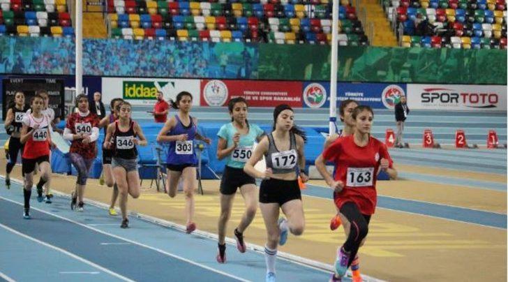 Evinin bahçesini stadyuma çeviren milli atlet Esra Doğan yarışa hazırlanıyor! G2