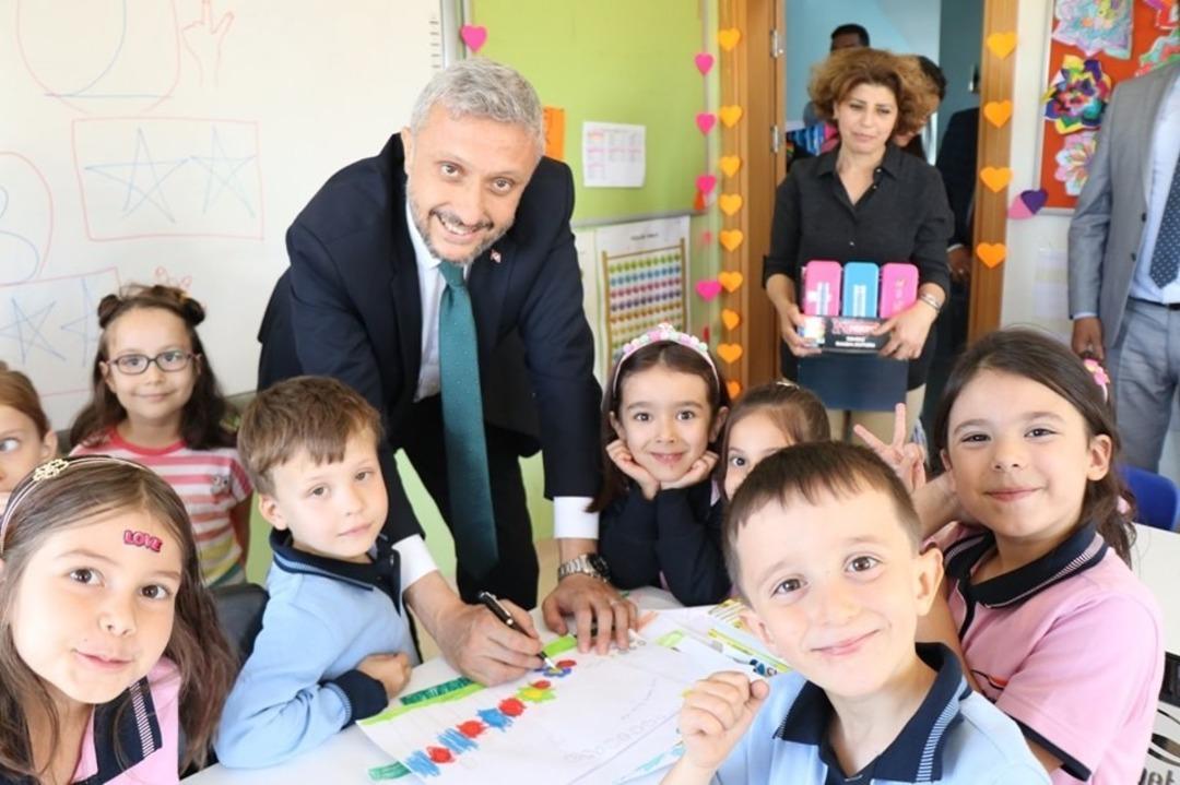 Simav Belediyesi&rsquo;nden kırtasiye yardımı