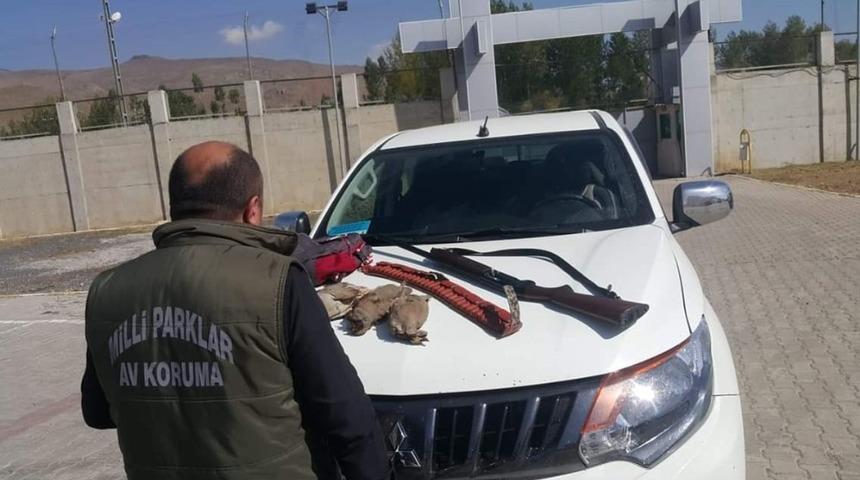 Kafes avcısı jandarmaya takıldı